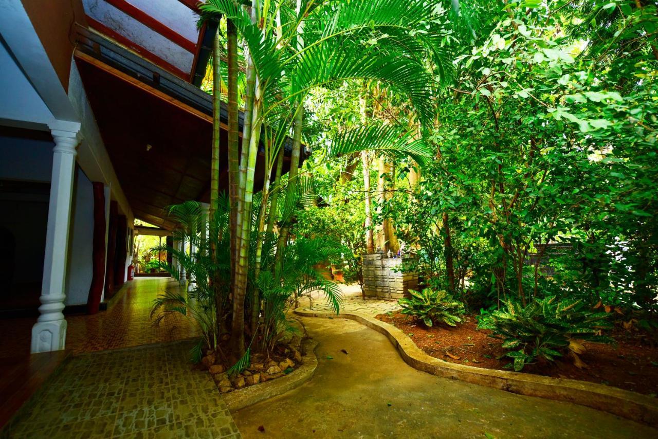 Ariya Rest & Ayurveda Spa โปลอนนารูวา ภายนอก รูปภาพ